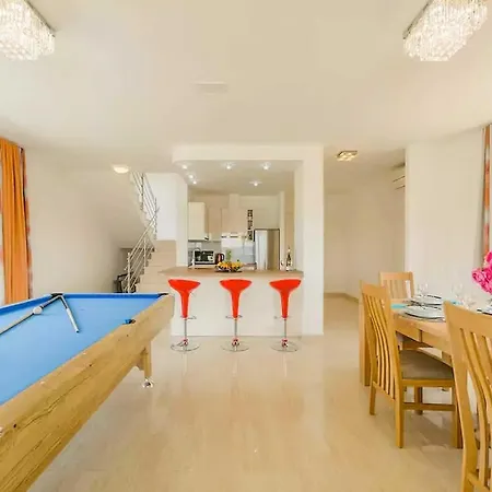 Donji Seget Sleeps 6 Pool Air Con Wifi 트로기르
