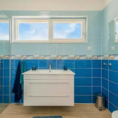 Donji Seget Sleeps 6 Pool Air Con Wifi