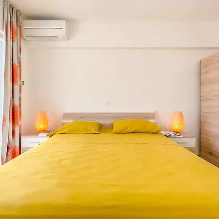 Donji Seget Sleeps 6 Pool Air Con Wifi 트로기르